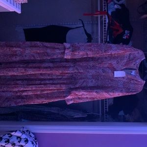Wonderly floor length dress with long sleeves. Still has the tag.